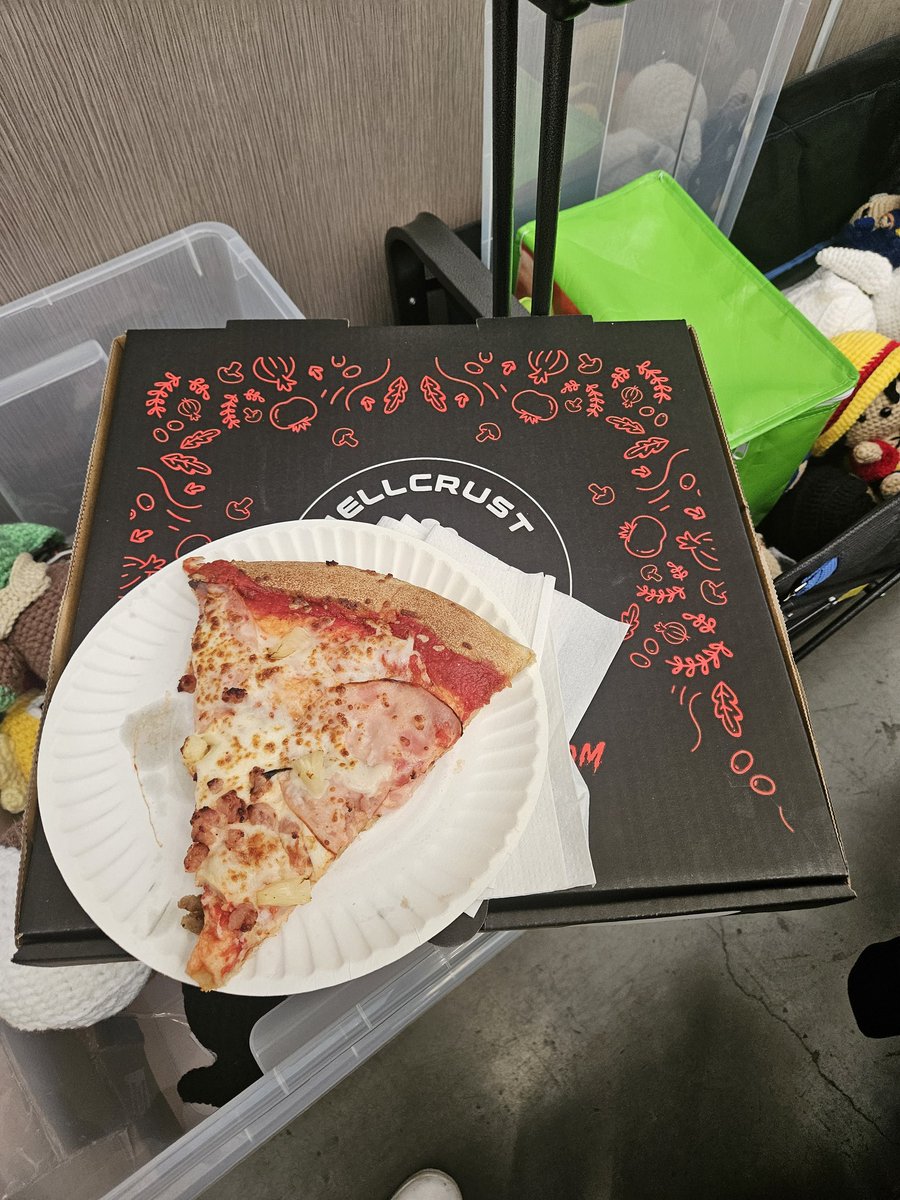 BerryandEgg's tweet photo. Last day at #BoBC and I had to grab a couple boxes of pizza to share with all my fellow artists 🥰 https://t.co/onfmIw7rns