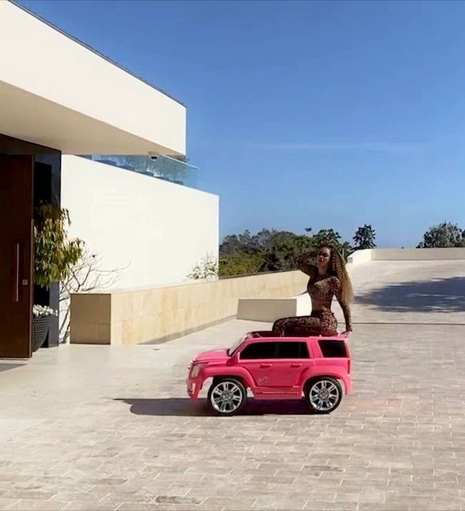 beytrash's tweet photo. Beyoncé cruising in rumi’s barbie escalade around their bel air property (april 2020) https://t.co/rufprtyxzf