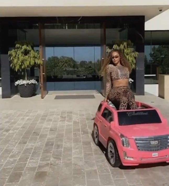 beytrash's tweet photo. Beyoncé cruising in rumi’s barbie escalade around their bel air property (april 2020) https://t.co/rufprtyxzf
