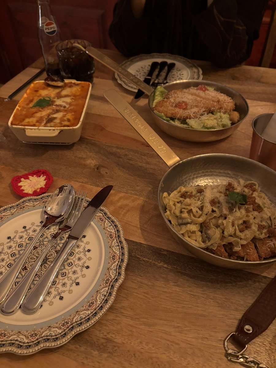 Isjjam's tweet photo. Girls’ night out🍝👯‍♀️ https://t.co/RksDsOjUZe