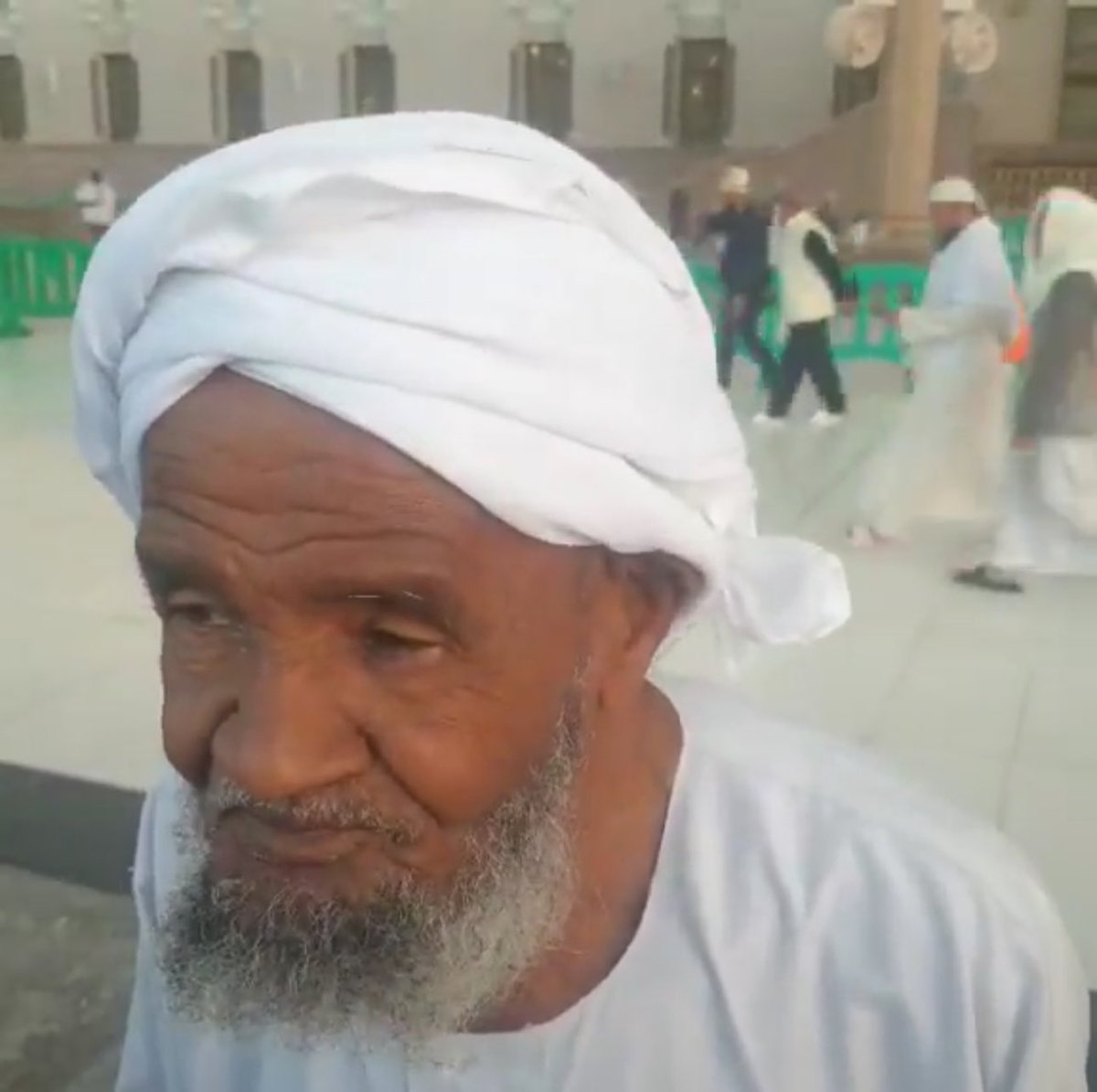mashaelr27's tweet photo. 🌱🌦️
قدِم للمدينة منذ مايزيد على٣٨ عاماً
طالباً للعلم الشرعي
ولازم حلقات الذكر  حتى أصبح عمره في ال٩٠
ثم انتقل بالامس الى رحمة الله
فسخّر الله له الالاف يدعون له
ويذكره الشيخ عبدالرزاق البدر في مجلسه اليوم ويثني عليه وعلى علو همته
فسبحان من رفع ذكره😭
اللهم ارحم عبدك احمد بن بركة https://t.co/zfmMbsQ8Yq