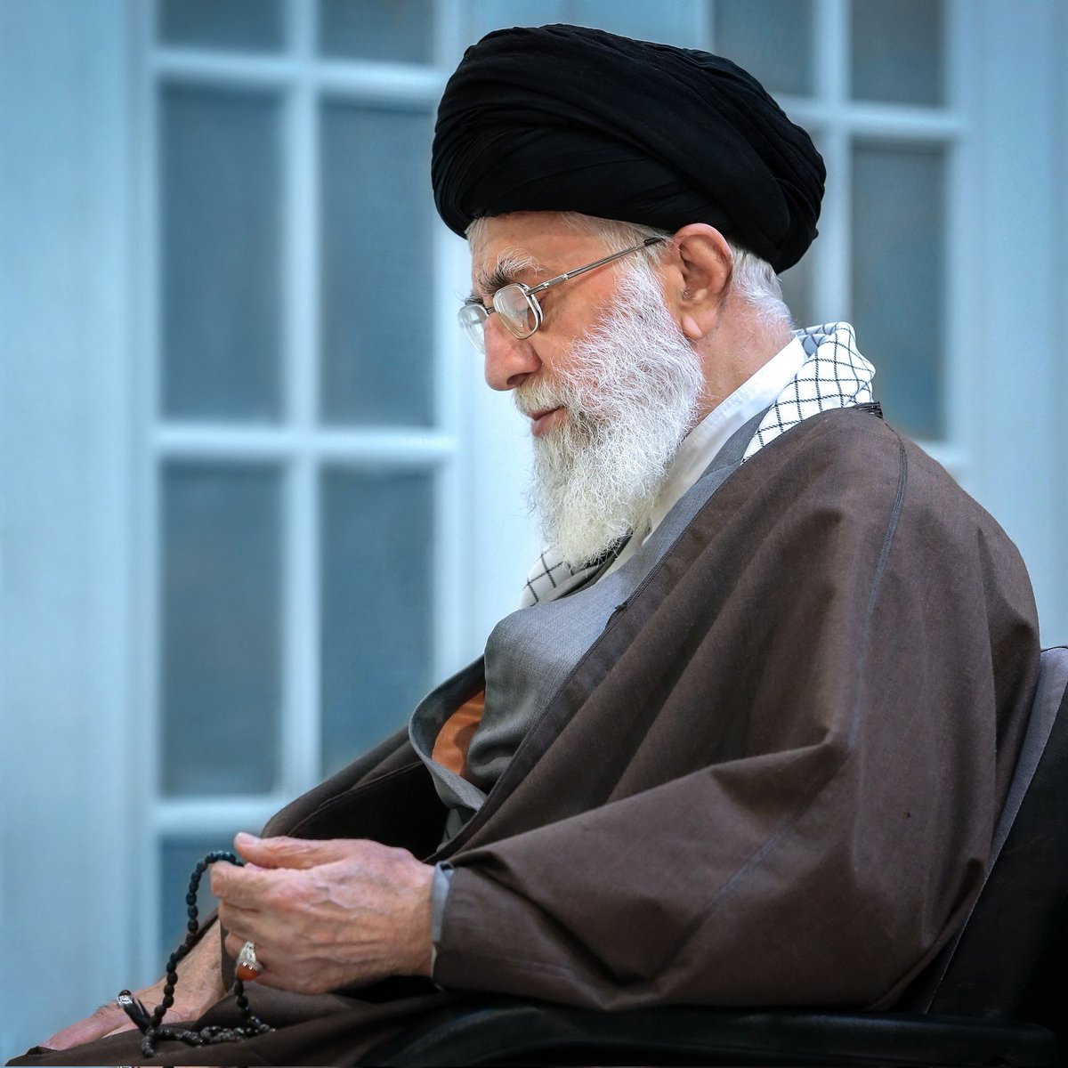 Mahtabasgary's tweet photo. ولی من مطمئنم امشب آقا سید علی خامنه‌ای از تو آسمون ها برای ایران و مردمش دعا میکنه :) https://t.co/6hI5JFI7Gd