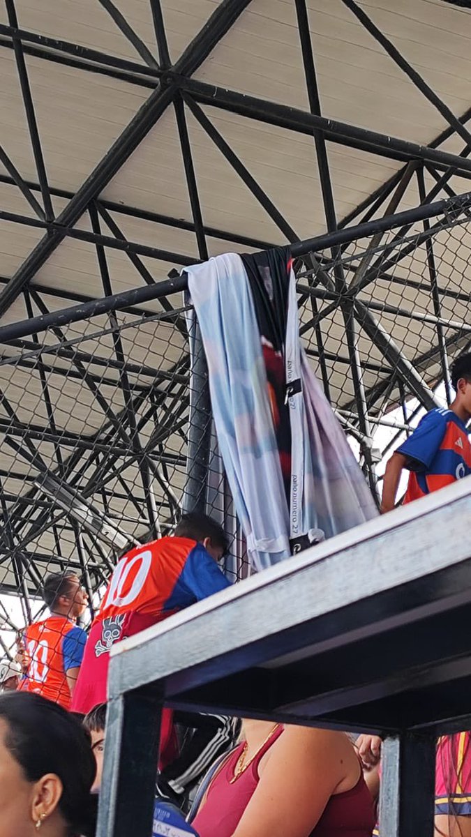 FabriCuzzo22's tweet photo. Hoy la prensa que cubrirá la final entre Carabobo y Academia Puerto Cabello no podrá ver los actos protocolares, ya que la tribuna de prensa será tapada, al igual que toda la principal, por una bandera de la Academia Puerto Cabello.

El espectáculo por encima del sentido común… https://t.co/pYwNNWdlL6
