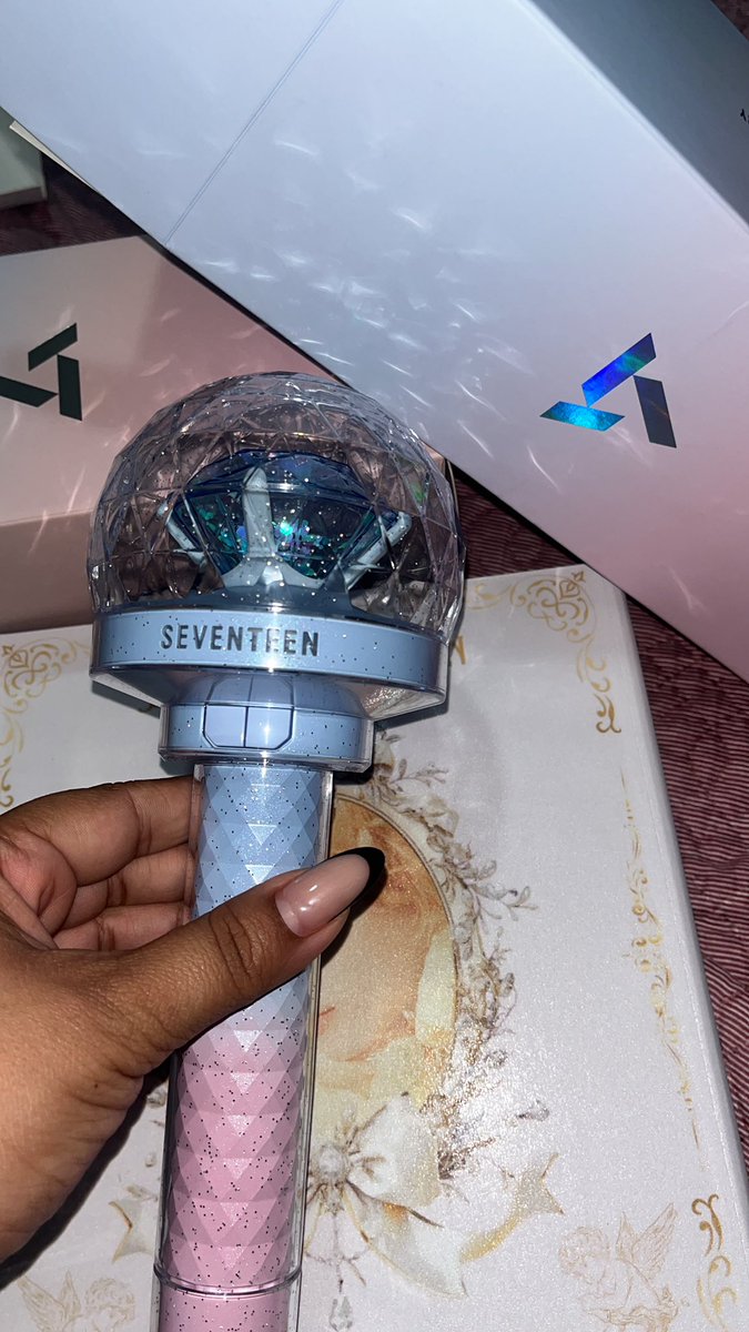 Khavenstore's tweet photo. Feedback mega positivo para @equalsing_kpop que me ajudou a trazer a caratbong de aniversário. O processo foi muito tranquilo e transparente. A Cams é muito solicita e atenciosa, sempre deixando tudo claro, bem explicado e se colocando a disposição para ajudar. Muito obrigada 💗 https://t.co/M7vkoGXzKz