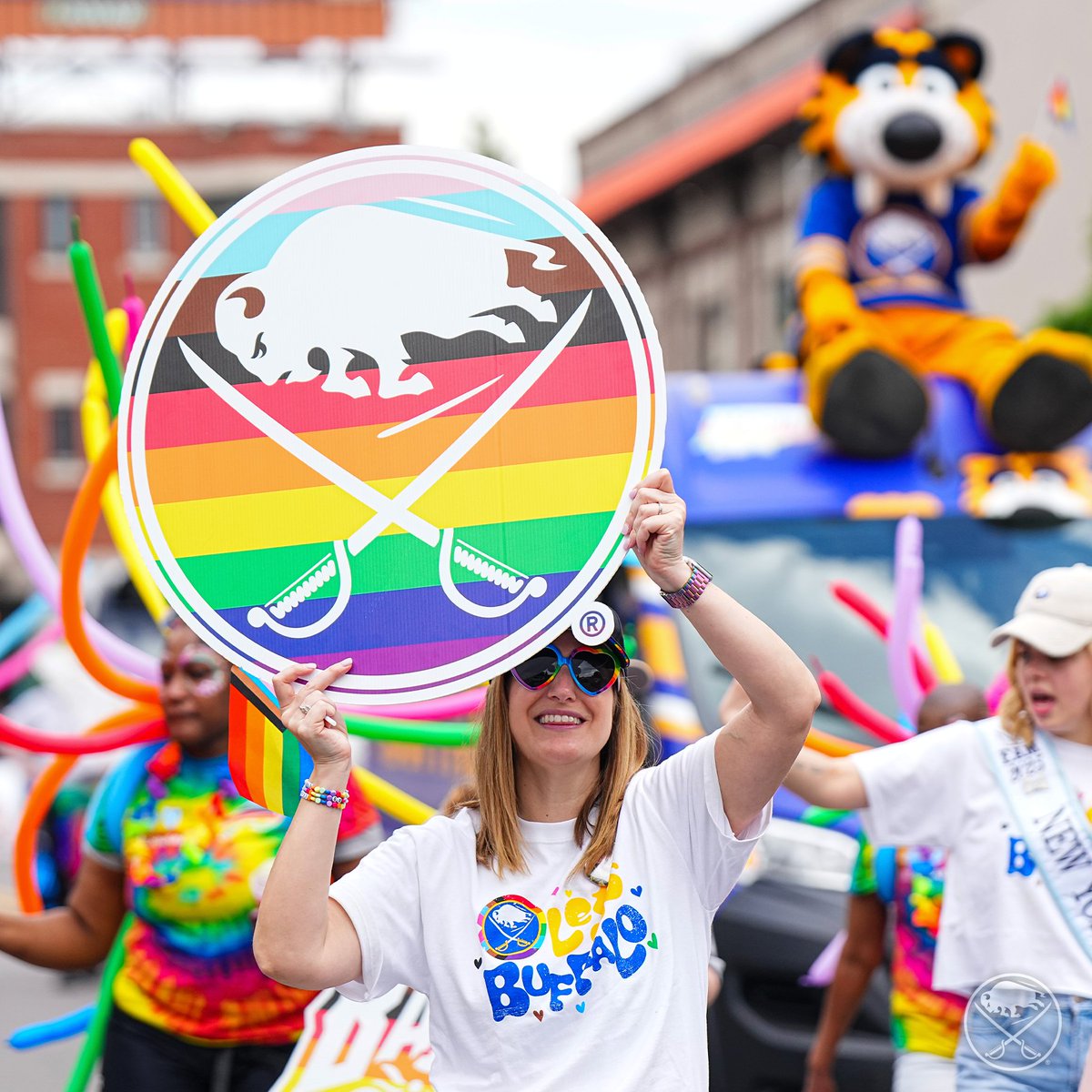 BuffaloSabres's tweet photo. We had the best time at the Buffalo Pride Parade today! 🏳️‍🌈🏳️‍⚧️

Thank you to everyone who celebrated with us! 

#LetsGoBuffalo | #sabrehood https://t.co/Se70Mwbrqw