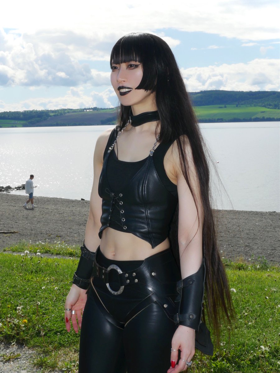 himari_tsuki's tweet photo. japanese goth girl smiles in the sun https://t.co/jfmKMeTpRK