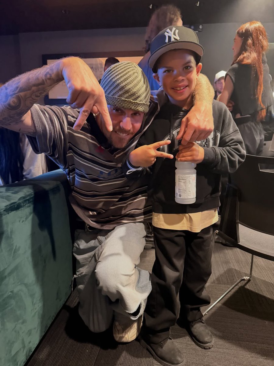 JBCrewdotcom's tweet photo. Photo of Justin Bieber with a fan in California. (June 6) | Credit: Konamizell https://t.co/KtXuVkBP9A