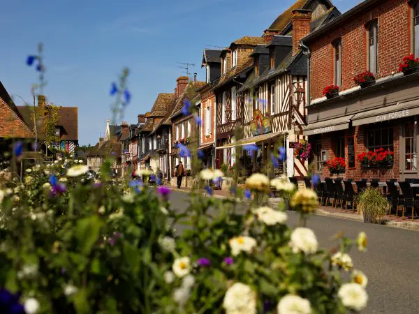 SucDrom's tweet photo. Le goût de la Normandie
Entre balade, découvertes gourmandes et architecture traditionnelle, Beuvron-en-Auge saura vous séduire. Alors, prêt à voter pour  ce petit coin authentique
Lien du vote⤵️
Match 3 jour 8 https://t.co/wjiDB3plMh https://t.co/ACrmG8kcqr