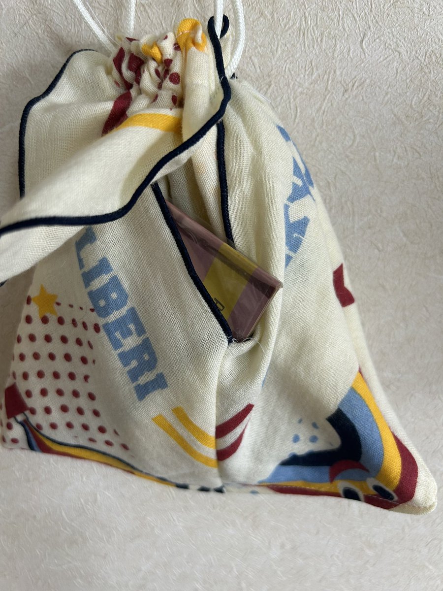 CandyKetting's tweet photo. 週末はバンダナ巾着ポーチ作ってました。
両面にポケット付き。

※商品をご覧になり
お気に入りにしてくださって
お買い物🛍🛒´-したいかたは
Minneのみ郵送販売しております。
Minneのメッセージにお送りくださいませ。
在庫確認後、専用ページをお作りしますので
そちらからお求めください。
┏○ https://t.co/cBZCy4JMnz