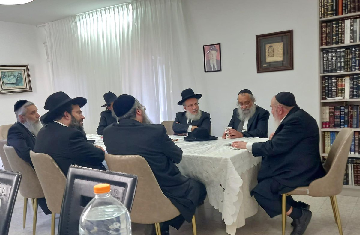 bgfgfgi's tweet photo. בירור ההנהגה: בבית מרן הרב סאלים נערכה אסיפת חירום בנוגע להנהגה בציבור הספרדי, והאם להשאיר את הראשל"צ לשעבר הרב יצחק יוסף במועצת?. הרב סאלים צידד להשאירו בתנאי שיחדול מההתקפות נגד גדולי התורה. בנוגע למכתב ששיגר הרב סאלים לרב יצחק, אמר רה"י, הוא תלמידי ואני צריך להוכיחו, זה מאהבה" https://t.co/T1vMOLKtTz