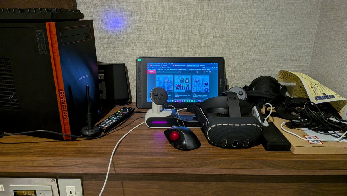 evanjer's tweet photo. おはよ〜
書き置きありがとねぇ
ホテルにPC一式持って行ってセッティングとか終わったぜ〜
液タブ持って行って良かったぁ(テレビが裏面解放されてない壁かけ型だった
 さぁて広島出張初日！頑張るぞい♪
(*´∀｀*)
今日の写真は同じ衣装 同じ髪で色と素体違いな二人♪ https://t.co/EB48ojCukj