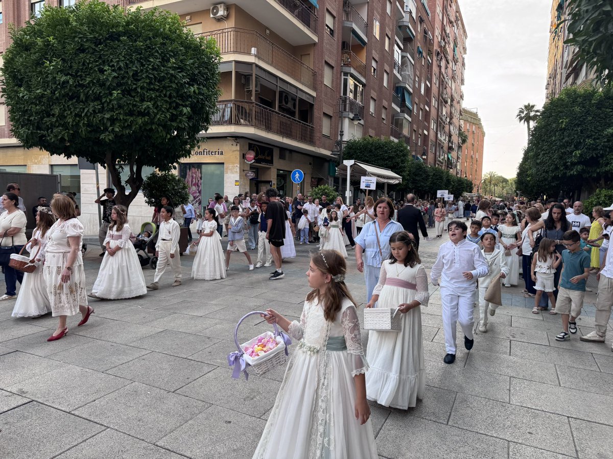 popularesmolina's tweet photo. ✝️ El alcalde @jangelalfonso ha presidido esta tarde la solemne procesión del Corpus Christi, que ha recorrido las calles de #MolinaDeSegura acompañada de los niños que han hecho este año la primera comunión.

🌸 Gracias a las parroquias de nuestro municipio y al Cabildo Superior de Cofradías Pasionarias por el trabajo que realizáis para que esta celebración brille cada año.

💙Al acto han asistido también los concejales @Maria_HAviles @JuanDePochiche  @PableteGarcia y @JuaniPatrona