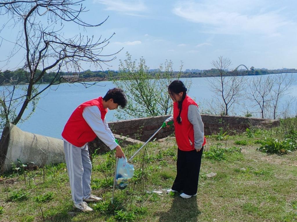 HollyWilliccid's tweet photo. Join our campus environmental volunteer club this Saturday at 9 AM! We’ll do river bank cleanup u0026 tree planting—bring gloves u0026 a passion for greening our campus. See you there! https://t.co/Ar2IPamw4U
