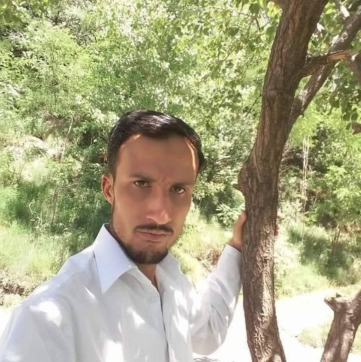 zeshmohmand's tweet photo. آزاد کشمیر میں آج نقاش بھی شہید ہؤا!!😢

   انتہائی شریف النفس ہمارا پیارا بھائی تعلق سون ٹوپہ سے نقاش زردار
آج اپنے حقوق کی جنگ میں #گولیاں لگنے سے  زخموں کی تاب نہ لاتے ہوئے اپنے حالقِ حقیقی سے جا ملے
   اللّٰہ پاک( شہید) کے رتبہ کو بلند فرمائے اور جنت الفردوس میں اعلیٰ مقام عطا فرما آمین 🙏