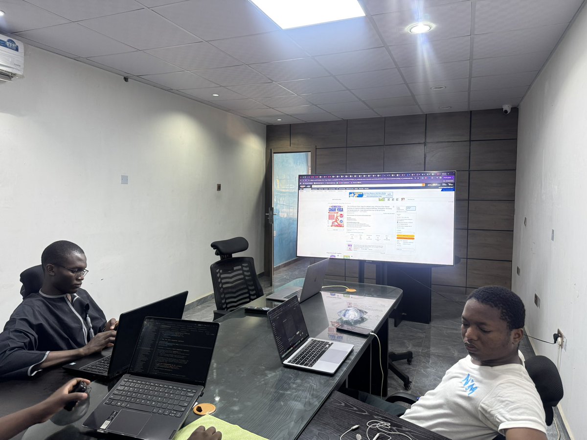 thebigjosh_x's tweet photo. Sunday at the Hub. Happy Sunday 🥀 

Finished setting up email forms. You should fill it, will be sending out updates, insights from time to time. 

https://t.co/E8H54RtdlC https://t.co/My10n9Kpbz