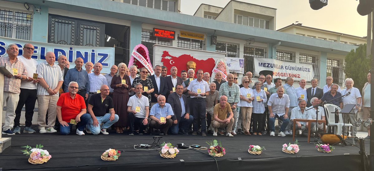 Tophane_MTAL's tweet photo. Köklü geçmişiyle 158 yıldır eğitim hayatına yön veren okulumuzda, 1986 yılından bu yana geleneksel olarak düzenlenen Mezunlar Günü Programı bu yıl da yoğun katılımla gerçekleştirildi. 1959 yılından mezun olan en kıdemli mezunlarımızdan 2025 yılı mezunlarına kadar farklı kuşaklardan mezunların bir araya geldiği program, adeta nesilleri buluşturan anlamlı bir buluşmaya dönüştü.