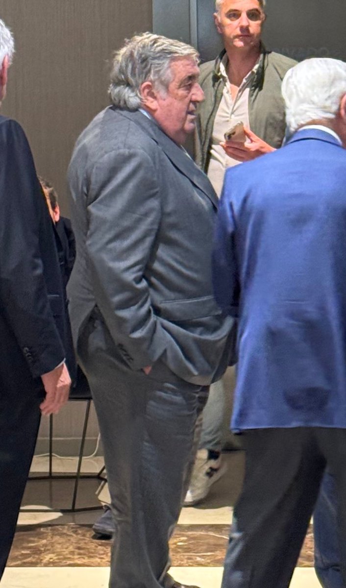 Sr_Bernabeu's tweet photo. Mi abuelo esperando para entrar al baño en la comunión de mi prima tras apretarse dos botellas de vino blanco y chupar las cabezas de 50 gambas. https://t.co/a6LPrB06w0