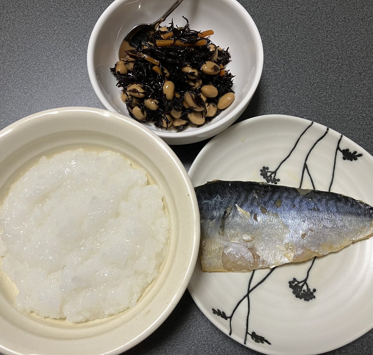 first_asahi's tweet photo. 6月6日
・梅雨の晴れ間で良い天気だったので、掛け布団干し、敷パッド等洗濯。洗濯機はあと3回回した
・掃除一覧を更新してプリントアウト。やったら日付を記入
・夕食…お粥、焼き鯖、ひじき

6月7日
・予定の確認やリビングの片付けなど細々としたことを済ませた
・夕食…鮭粥、鶏肉の炒め物
#HSP https://t.co/O245P5S2Yx