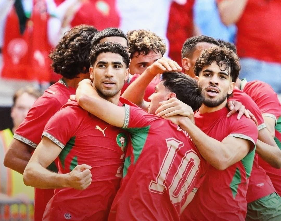NextGen_Morocco's tweet photo. 🤔🇲🇦 Après cette rencontre, le XI de Mohamed Ouahbi semble se dessiner de plus en plus clairement.

La grande majorité des postes paraissent déjà verrouillés et les titulaires ont encore marqué des points ce soir. ✅

S’il devait y avoir un vrai débat avant le Brésil, il concerne probablement un seul poste : celui de numéro 10.

Azzedine Ounahi n’a pas réalisé son meilleur match ce soir et on a parfois retrouvé les mêmes difficultés observées face à l’Équateur lorsqu’il évolue en pur meneur de jeu.

À l’inverse, Bilal El Khannouss semble peut-être plus adapté à ce rôle dans le 4-2-3-1 de Ouahbi grâce à sa capacité à recevoir entre les lignes, orienter le jeu et faire avancer l’équipe. 🎩✨

#DimaMaghrib