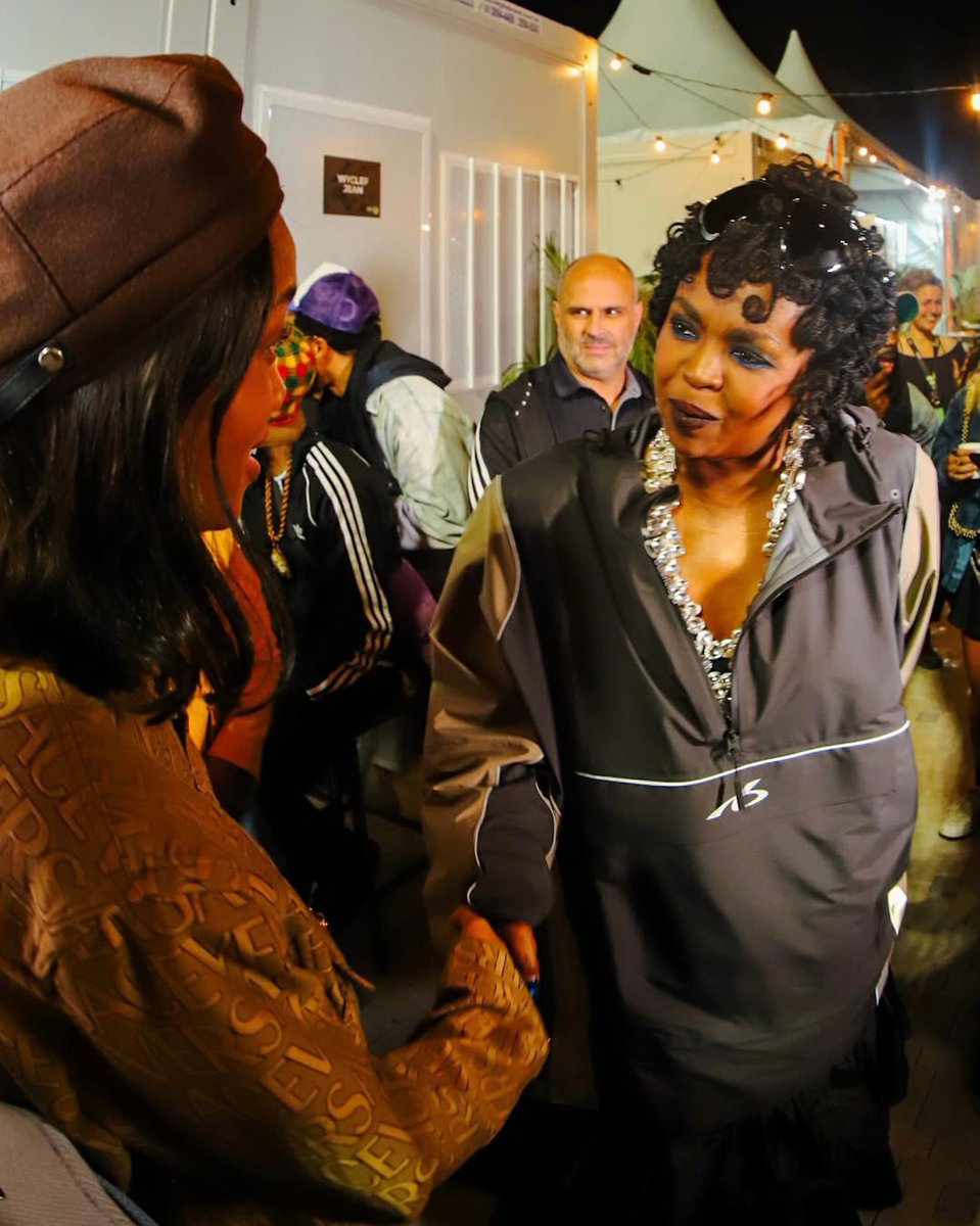 IzaReal's tweet photo. Toda vez que a música me permite realizar um sonho, eu lembro por que tudo começou. E lembro, acima de tudo, da Isabela.
Presenciar Lauryn Hill, sua família e toda a potência que existe nesse legado foi um presente! Inacreditável. ❤️ https://t.co/MjvV2Pf8Xj