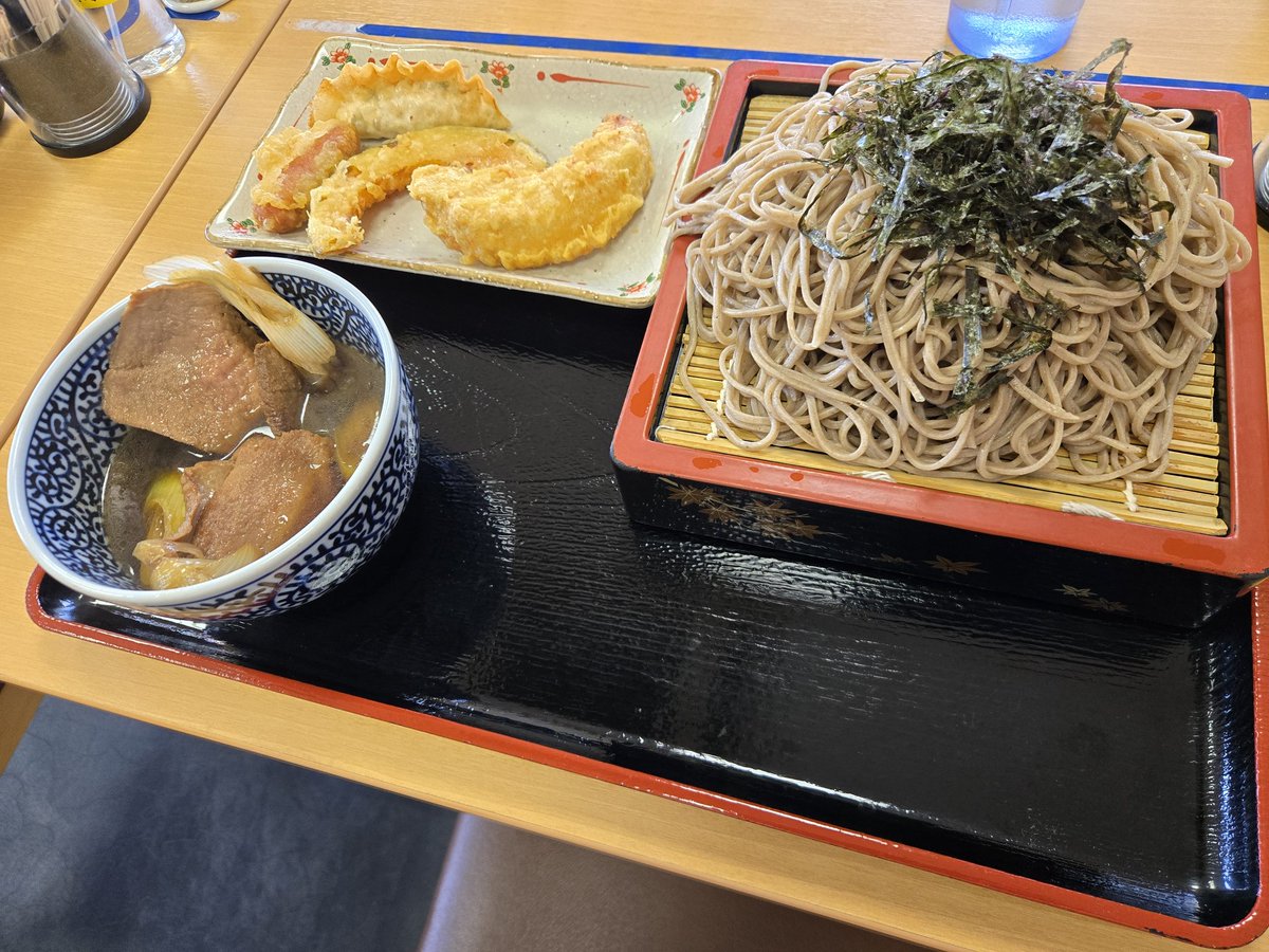 sobasatsuki's tweet photo. おはようございます☀
本日も通常営業
11:00〜14:55　になります。

去年以来の久しぶりにヒマな日曜日でした〜😭
頑張ろう🙆

写真は今日の朝蕎麦　鴨せいろです
つけ汁は温かいのです！
鴨用の濃い特製つけ汁
焦がしネギの香り
鴨の甘い油
噛み切れる鴨肉
最高です😍 https://t.co/qRTBAwCUR8