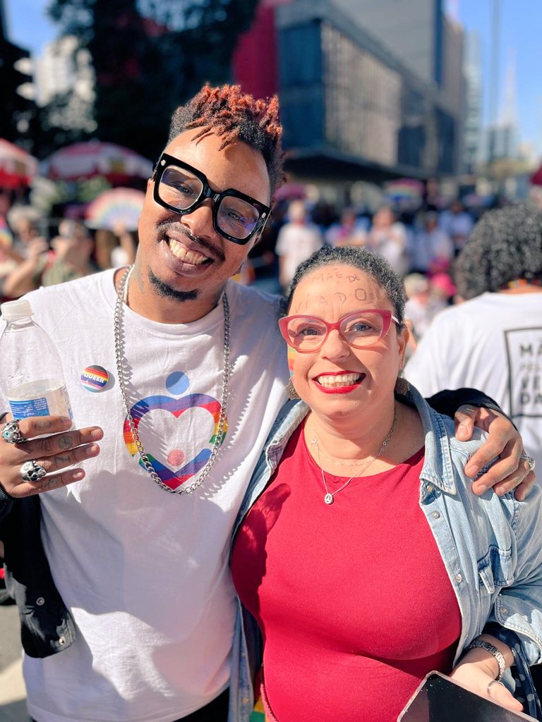 cacobapt's tweet photo. encontrar a "mãe de viado" em plena parada LGBTQIAPN+ foi o equivalente a conhecer o papai noel https://t.co/NvE56m1ZfC