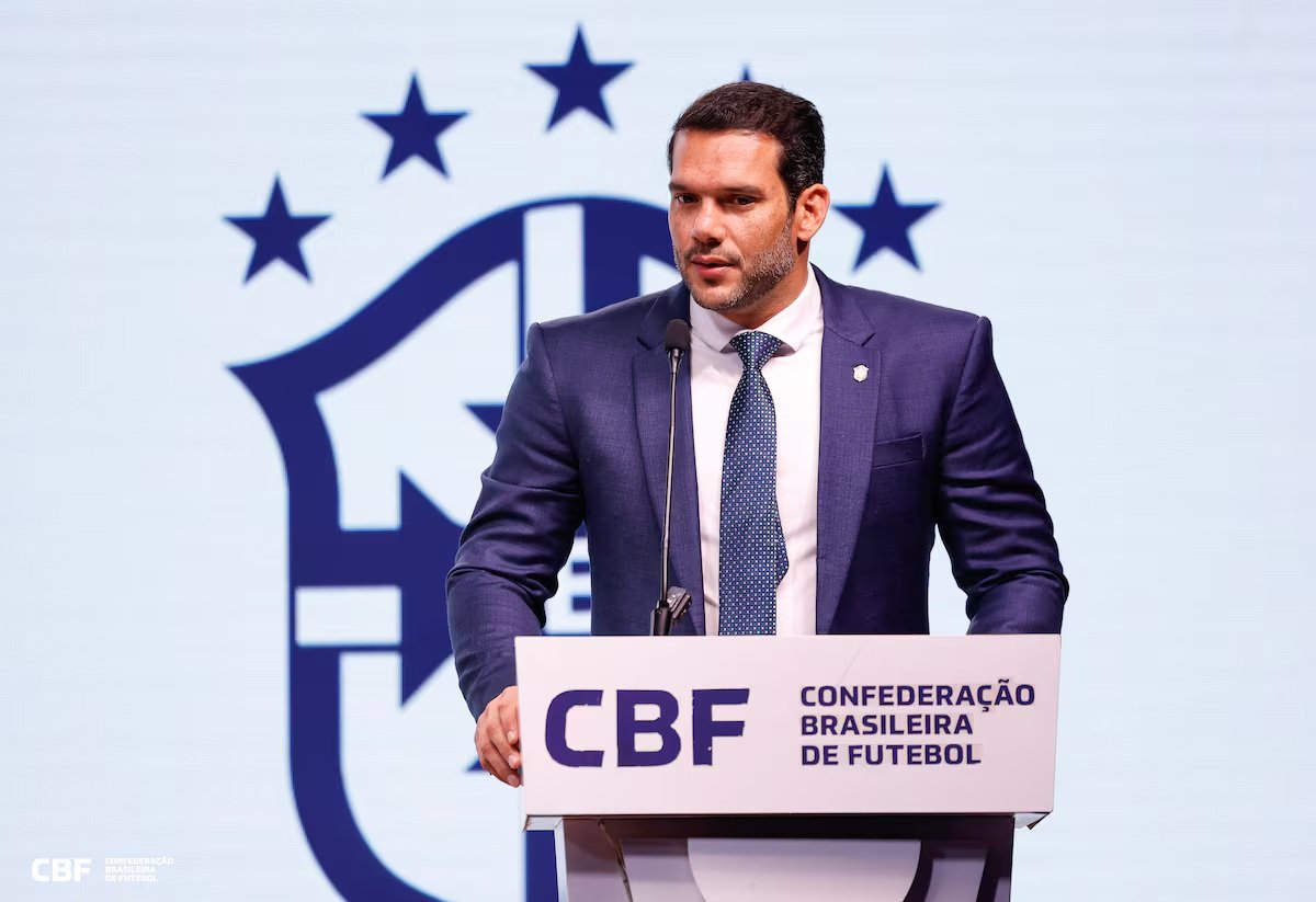 FutebolEmChoque's tweet photo. CBF banca viagem de cartolas aos EUA para estreia da seleção brasileira na Copa do Mundo

A Confederação Brasileira convidou os cartolas dos 40 clubes das Séries A e B para uma viagem aos Estados Unidos, com todos os custos bancados pela entidades. Eles assistirão à estreia da seleção brasileira na Copa do Mundo diante do Marrocos, dia 13, às 19h (de Brasília), no MetLife Stadium, em East Rutherford.

A entidade arcará com passagens, hospedagem, ingressos e alimentação, como fez na última viagem à Europa, em janeiro de 2026. O grupo deve ficar hospedado em Nova York, a cerca de 40 minutos de Morristown, em Nova Jersey, onde é a base da seleção na Copa. 

Presidente do Palmeiras, Leila Pereira estará presente. Ela e seu marido são donos de um apartamento em Nova York e vão assistir à estreia do Brasil no Mundial. A empresária tem dito, na sua avaliação, que, sem a CBF, não haverá liga, e partiu dela a decisão de tirar o clube paulista da Libra, após discordar de decisões que entendem que beneficiaram o Flamengo no bloco. Ela deve viajar por conta própria, em seu avião particular.

Via: @Estadao / @marcrizzo / @RMagatti 

📷Rafael Ribeiro/CBF