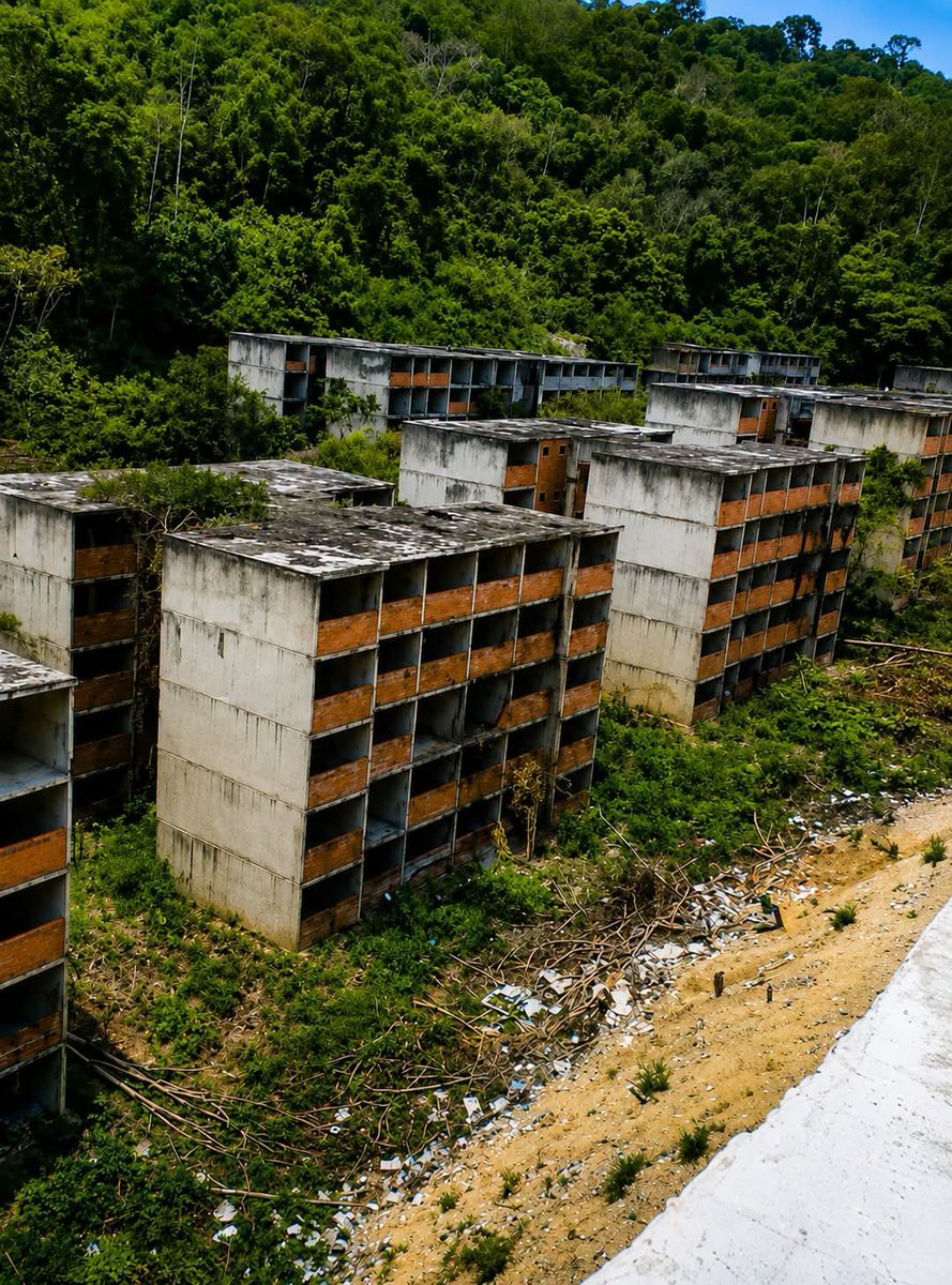 vivassantanaj_'s tweet photo. Asi quedó la "misión Vivienda Venezuela" en Anzoátegui. Monto robado por supuestos 500 apartamentos, jamás terminados, habría llegado a 50 millones de dólares https://t.co/ZByqwAZt7x