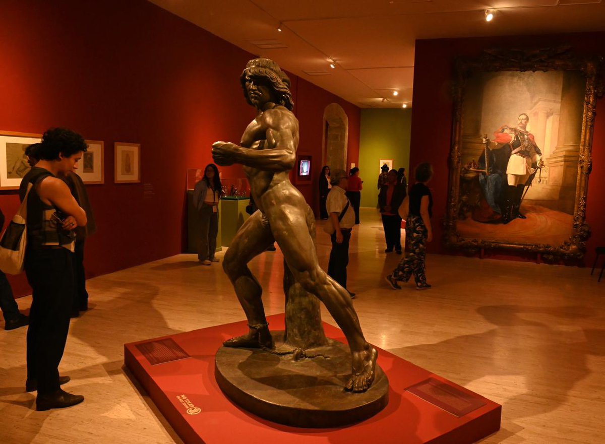 bellasartesinba's tweet photo. El ideal heroico masculino y su permanencia en la cultura visual contemporánea son el eje de El imaginario del cuerpo heroico y sus avatares, exposición inaugurada en el Museo Nacional de San Carlos.

Alejandra de la Paz, directora general del INBAL, destacó que la muestra forma parte de las nuevas lecturas que la Red de Museos impulsa sobre sus colecciones y señaló que aborda temas actuales como la identidad, el género y la representación.

Por su parte, Jorge Reynoso Pohlenz afirmó que la exposición invita a reflexionar sobre los modelos de belleza, éxito y reconocimiento social que siguen presentes en la actualidad.

La muestra podrá visitarse hasta el 25 de octubre.