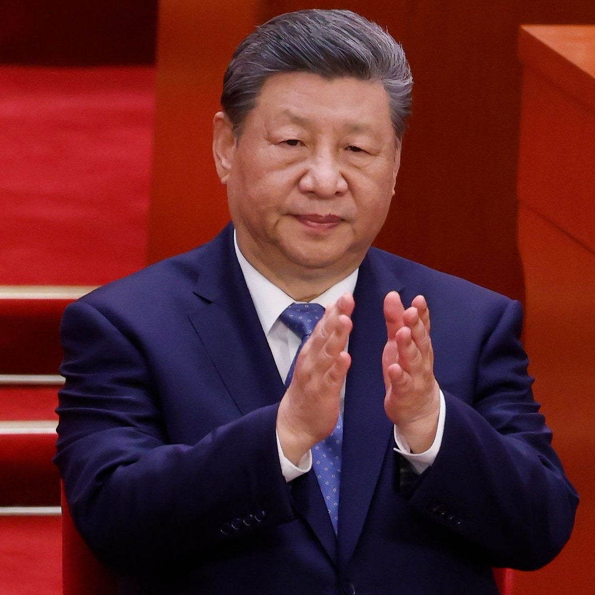ChinaEnEsp's tweet photo. 🇺🇸🇨🇳Jimmy Dore lo dijo claro y sin rodeos.

“En China, el gobierno está por encima del capital. La economía trabaja para el pueblo. Aquí en EE.UU., el capital está por encima del gobierno. La economía trabaja para los multimillonarios.”

Una comparación brutalmente honesta. 

Mientras en Estados Unidos el gobierno sirve a Wall Street y a los oligarcas, en China el Partido y el Estado priorizan el desarrollo nacional y el bienestar de su gente.

Los resultados hablan por sí solos