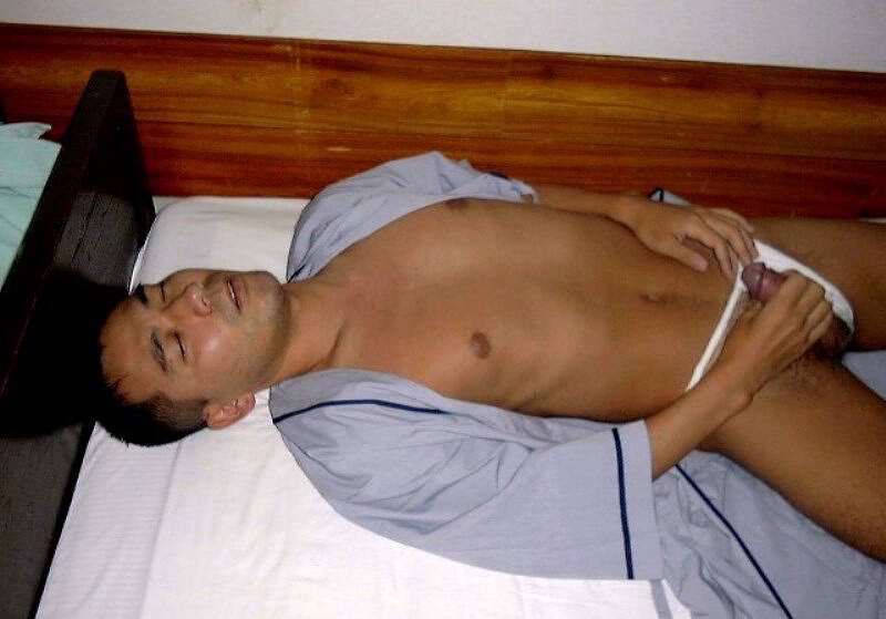 maria4337199409's tweet photo. 穿六尺裤的日本阳刚熟男醉酒不醒，迷迷糊糊自己打起了飞机，最后还被射在身上。

#偷摸直男 #直男醉酒 #醉酒直男 https://t.co/AwR7rRkPUK