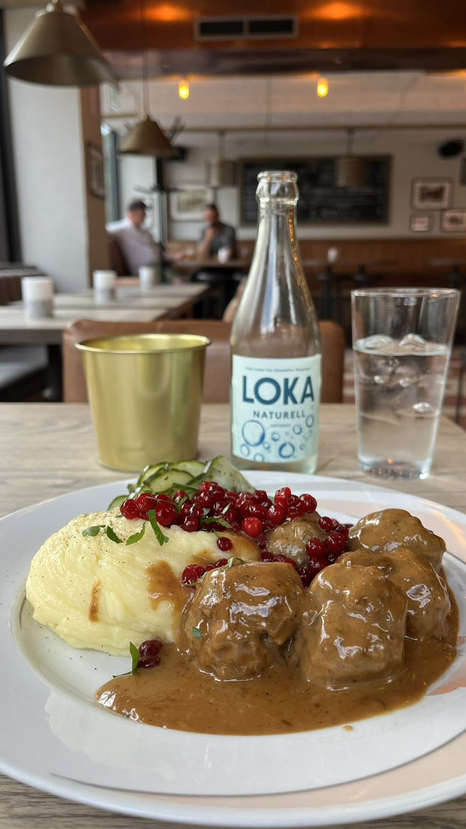 FaxeAxelsson's tweet photo. Avslutar fotodumpen med fika, köttbullar och kantareller. Tre måsten vid ett Sverigebesök. https://t.co/qE2THUEDKs