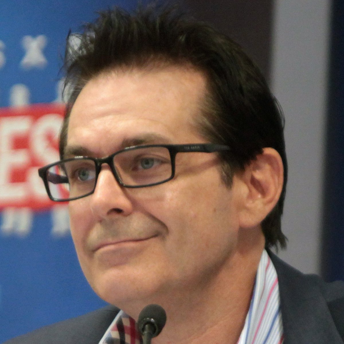 ChinaEnEsp's tweet photo. 🇺🇸🇨🇳Jimmy Dore lo dijo claro y sin rodeos.

“En China, el gobierno está por encima del capital. La economía trabaja para el pueblo. Aquí en EE.UU., el capital está por encima del gobierno. La economía trabaja para los multimillonarios.”

Una comparación brutalmente honesta. 

Mientras en Estados Unidos el gobierno sirve a Wall Street y a los oligarcas, en China el Partido y el Estado priorizan el desarrollo nacional y el bienestar de su gente.

Los resultados hablan por sí solos