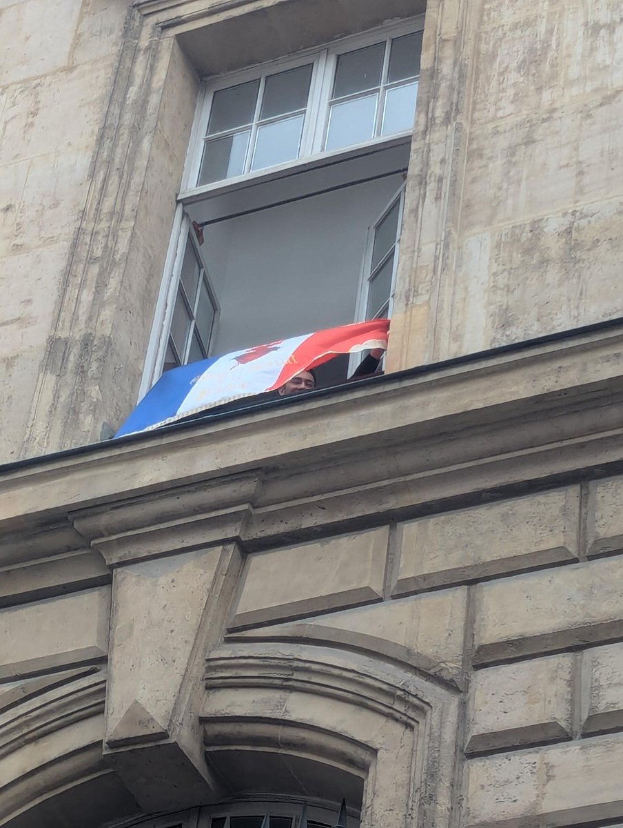 ParreirRicardo's tweet photo. Lors de la marche en hommage à Clément Méric, devant la @Gendarmerie , un gendarme, ou une nouvelle recrue, a déployé un drapeau français frappé du Sacré-Cœur, symbole utilisé par des mouvances d’extrême droite radicale violentes.

🧵⏬⏬ https://t.co/0E8PXDTym9