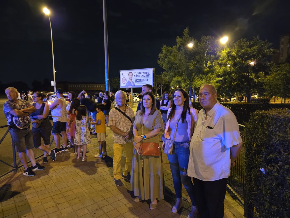 Moni_SebastianP's tweet photo. ✨ Qué belleza compartir esta noche con los vecinos y vecinas del barrio del Naranjo uno de los momentos más especiales de sus fiestas 🎆💛
Los fuegos artificiales han vuelto a iluminar el cielo de Fuenlabrada en una noche llena de emoción, alegría y encuentros. Momentos así nos recuerdan la importancia de disfrutar juntos de nuestras tradiciones y de la vida en nuestros barrios.
¡Gracias a todas las personas que lo habéis hecho posible y a quienes lo habéis vivido con tanta ilusión! 🎇✨
#Fuenlabrada #ElNaranjo #FiestasDelNaranjo #FuegosArtificiales #BarriosQueViven #OrgulloDeCiudad