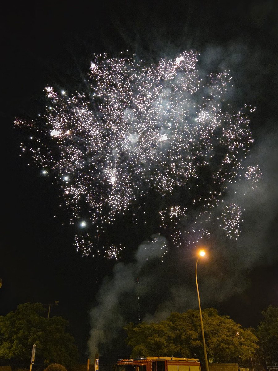 Moni_SebastianP's tweet photo. ✨ Qué belleza compartir esta noche con los vecinos y vecinas del barrio del Naranjo uno de los momentos más especiales de sus fiestas 🎆💛
Los fuegos artificiales han vuelto a iluminar el cielo de Fuenlabrada en una noche llena de emoción, alegría y encuentros. Momentos así nos recuerdan la importancia de disfrutar juntos de nuestras tradiciones y de la vida en nuestros barrios.
¡Gracias a todas las personas que lo habéis hecho posible y a quienes lo habéis vivido con tanta ilusión! 🎇✨
#Fuenlabrada #ElNaranjo #FiestasDelNaranjo #FuegosArtificiales #BarriosQueViven #OrgulloDeCiudad