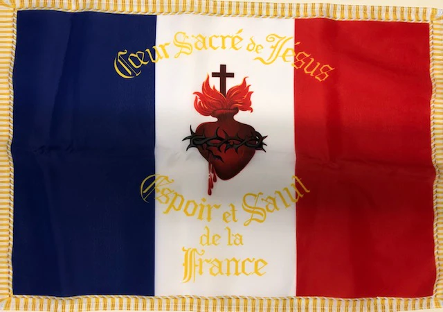 ParreirRicardo's tweet photo. Lors de la marche en hommage à Clément Méric, devant la @Gendarmerie , un gendarme, ou une nouvelle recrue, a déployé un drapeau français frappé du Sacré-Cœur, symbole utilisé par des mouvances d’extrême droite radicale violentes.

🧵⏬⏬ https://t.co/0E8PXDTym9