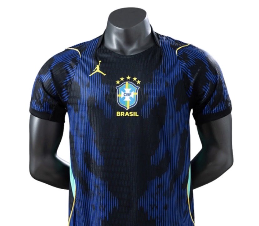 LiverpoolOr's tweet photo. Nunca vi uma camisa da seleção brasileira tão feia é tão desconectada da seleção brasileira. Azul e preto? Onde? Quando? Ridículo. E ao invés do Pelé socando o ar temos Jordan enterrando uma bola no basquete? A @CBF vendeu a seleção do povo para a @Nike. Vergonha.💣 💰 https://t.co/4nQfuZQB0l