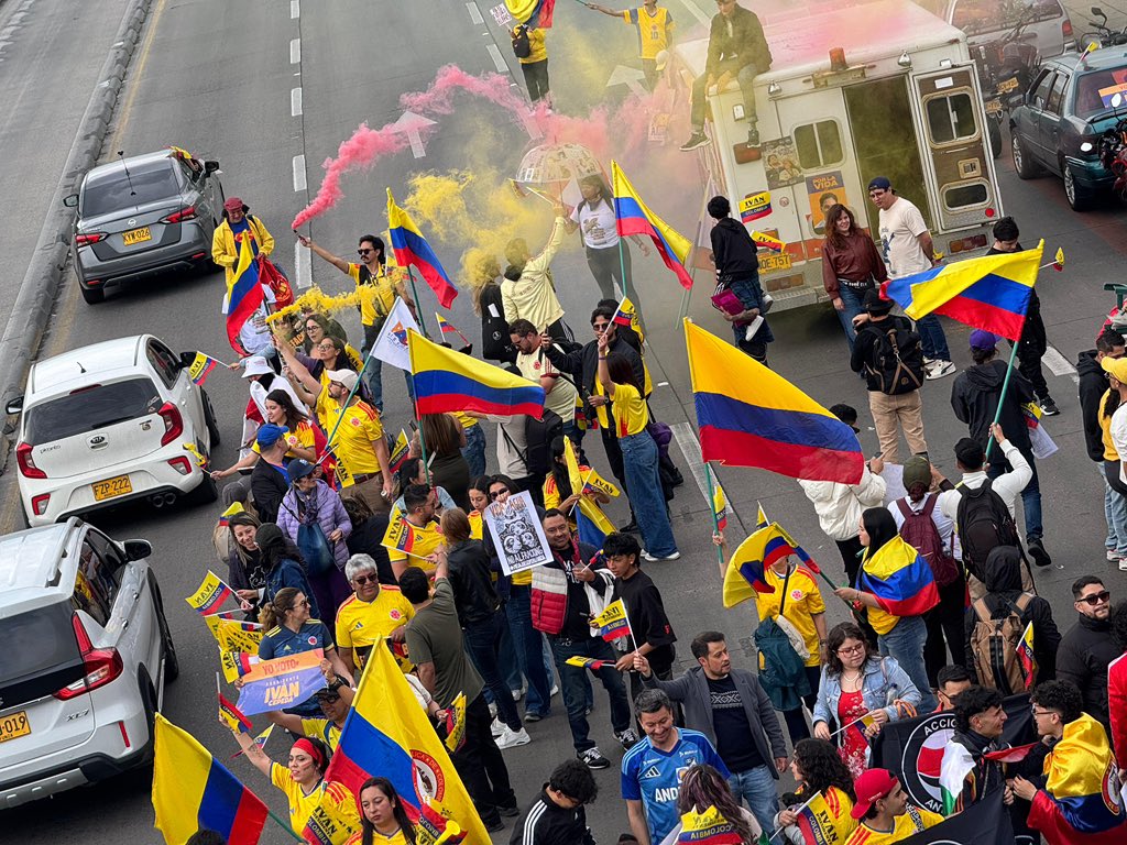 Donka_At's tweet photo. Emotivo recibimiento de la ciudadanía en el banderazo cerca de El Campín.

La energía, la esperanza y el entusiasmo de la gente demuestran que cada vez son más quienes creen en este proyecto de cambio. Bogotá se sigue sumando y va con @IvanCepedaCast en segunda vuelta.

#MeLaJuegoPorLaVida 

#ConCepedaGanaColombia