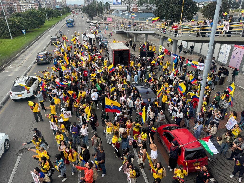Donka_At's tweet photo. Emotivo recibimiento de la ciudadanía en el banderazo cerca de El Campín.

La energía, la esperanza y el entusiasmo de la gente demuestran que cada vez son más quienes creen en este proyecto de cambio. Bogotá se sigue sumando y va con @IvanCepedaCast en segunda vuelta.

#MeLaJuegoPorLaVida 

#ConCepedaGanaColombia
