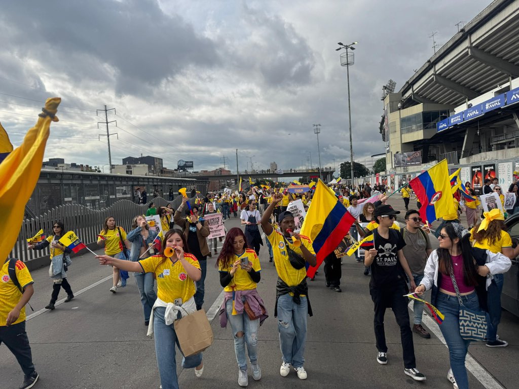Donka_At's tweet photo. Emotivo recibimiento de la ciudadanía en el banderazo cerca de El Campín.

La energía, la esperanza y el entusiasmo de la gente demuestran que cada vez son más quienes creen en este proyecto de cambio. Bogotá se sigue sumando y va con @IvanCepedaCast en segunda vuelta.

#MeLaJuegoPorLaVida 

#ConCepedaGanaColombia