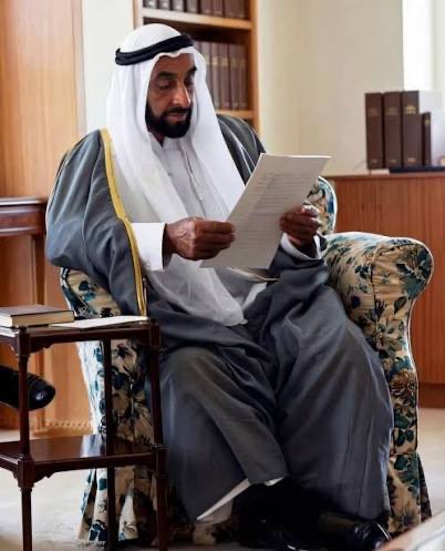 Alzaabi7711's tweet photo. تطاولت عليك الرخوم يا زايد المرحوم 
وأنت في دنياك لكل خير كنت صايب 
ذكرك تبقى في قلوبنا نقشٍ مختوم
ما غاب فضلك ولو كنت سنين عنا غايب 

( #الامارات كلها وفاء ل زايد وعيال زايد ) https://t.co/aleCgKIYoV