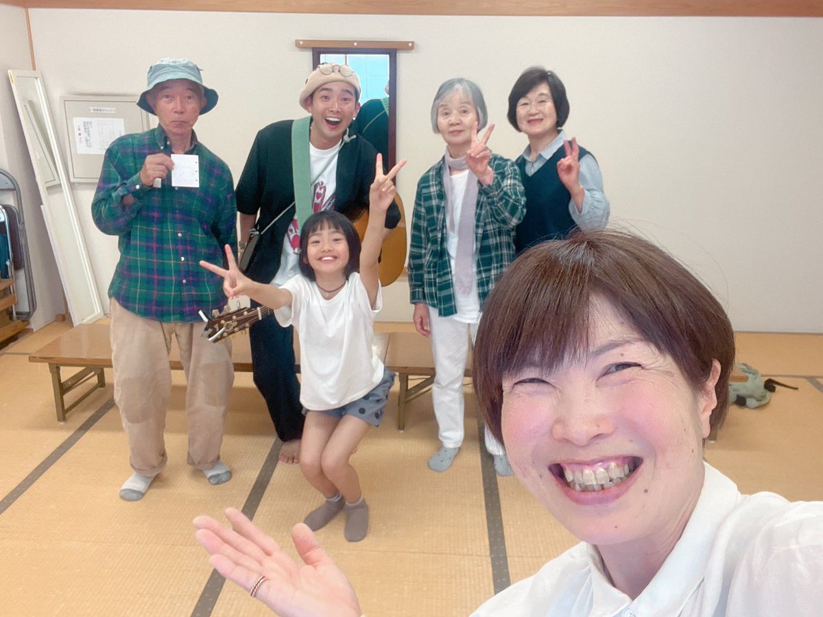 junpeichiba's tweet photo. 【学校出前Challenge‼︎vol.3へのご参加ありがとうございます😌🙏】

学校出前Challenge‼︎vol.3へのご参加ありがとうございます。今回は娘のたまよとの初めてのライブ！親子としても大きな挑戦！たった二人でのステージは初めてでした。
ちょっと慣れないところもあったかと思いますが、みんなのあたたかいまなざしの中、安心して演奏することができました。
二人での練習もとても楽しくて音楽を一緒に作ってゆく面白さ、本当に素晴らしい機会を皆さんからいただきました。ありがとうございます。
集会室に集まってライブを見てくれた方々も😍✨色んな形で応援してくれて本当に嬉しい。

#コロム