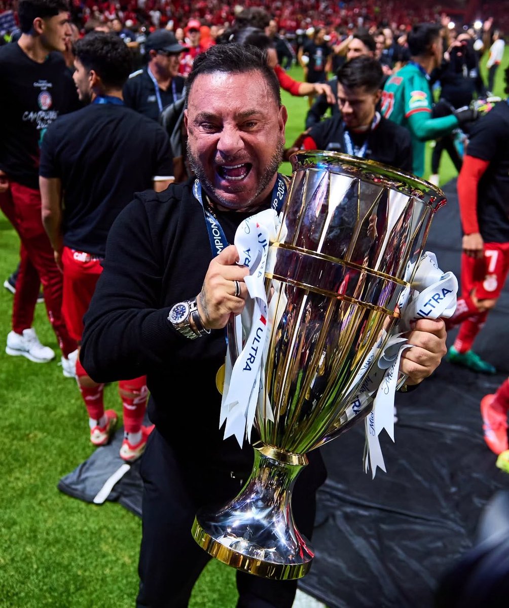 FanDiablo2's tweet photo. Me estás diciendo que Jardine se bajó del barco del América solo porque según el no tienen dinero, cuando es la plantilla más cara de toda la liga.

Si supiera que acá el Turco ganó las últimas dos finales con la banca más Ramdon de la liga, con un wey de la sub 23, con canteranos, con un chingo de lesionados y sin seleccionados.

Al Turco le das una piedra y te la hace jugar. 

¡JAMÁS VUELVAN A COMPARAR AL TURCO CON JARDINE! ¡JAMÁS! 🚬🔥