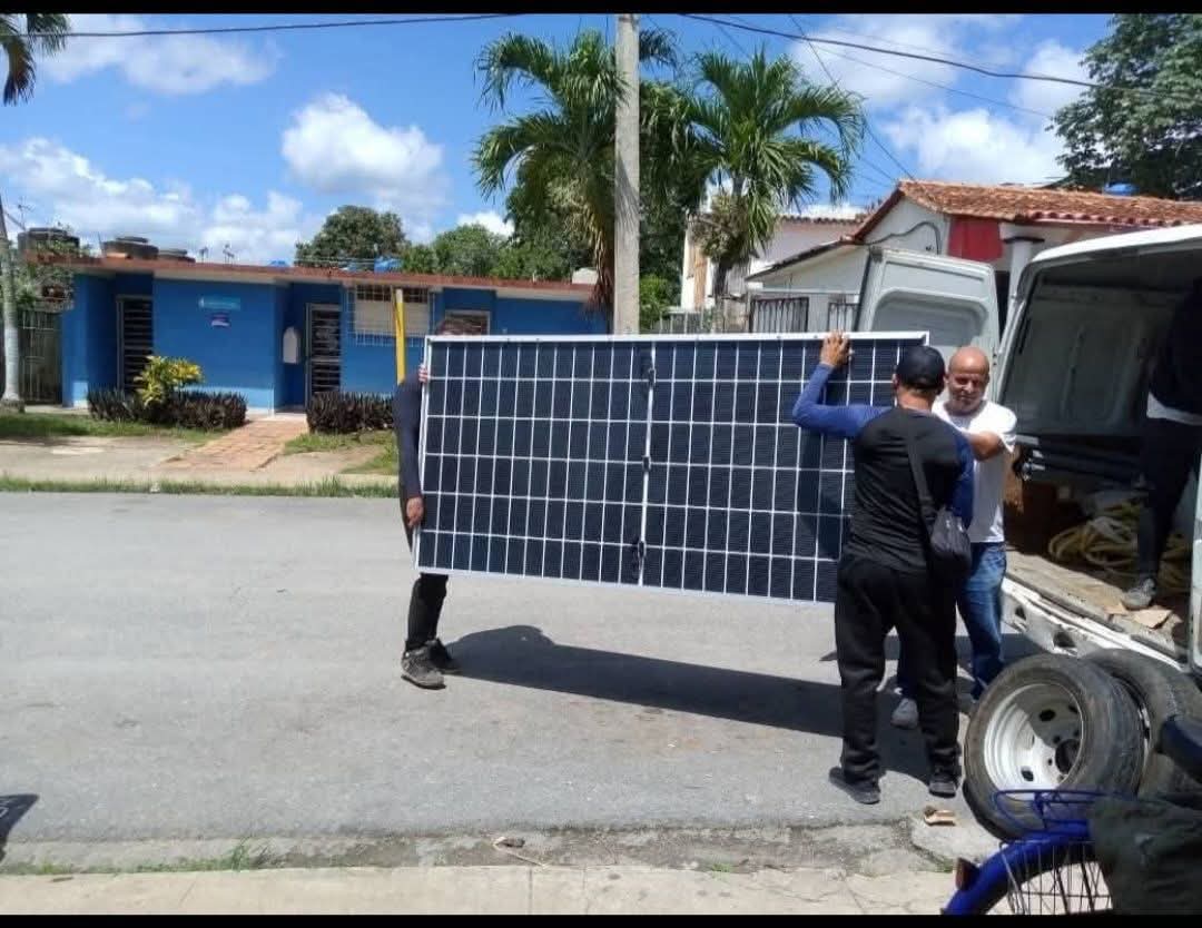 YamileRamosCord's tweet photo. Se inició en #Viñales la instalación de  paneles fotovoltaicos que permitirán sostener las comunicaciones en ETECSA, beneficiando a los consejos populares Viñales, San Vicente y Los Jazmines.
#UnidosXCuba #PinardelRío https://t.co/CosJsgtkNr