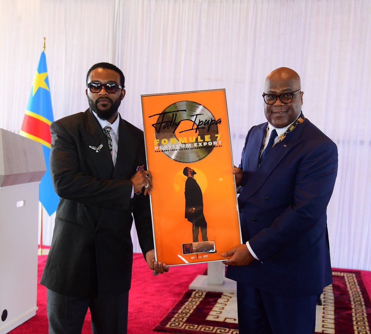 BenitaNtumba's tweet photo. 🔴En offrant son disque platine au Chef de l'État @fatshi13 et en recevant de lui la médaille d'or, @fallyipupa01 confirme sa neutralité politique. Il n'est pas sympathisant de l'Ecide comme tentait de nous le faire croire les fayulistes. https://t.co/c7UD9vhRQk