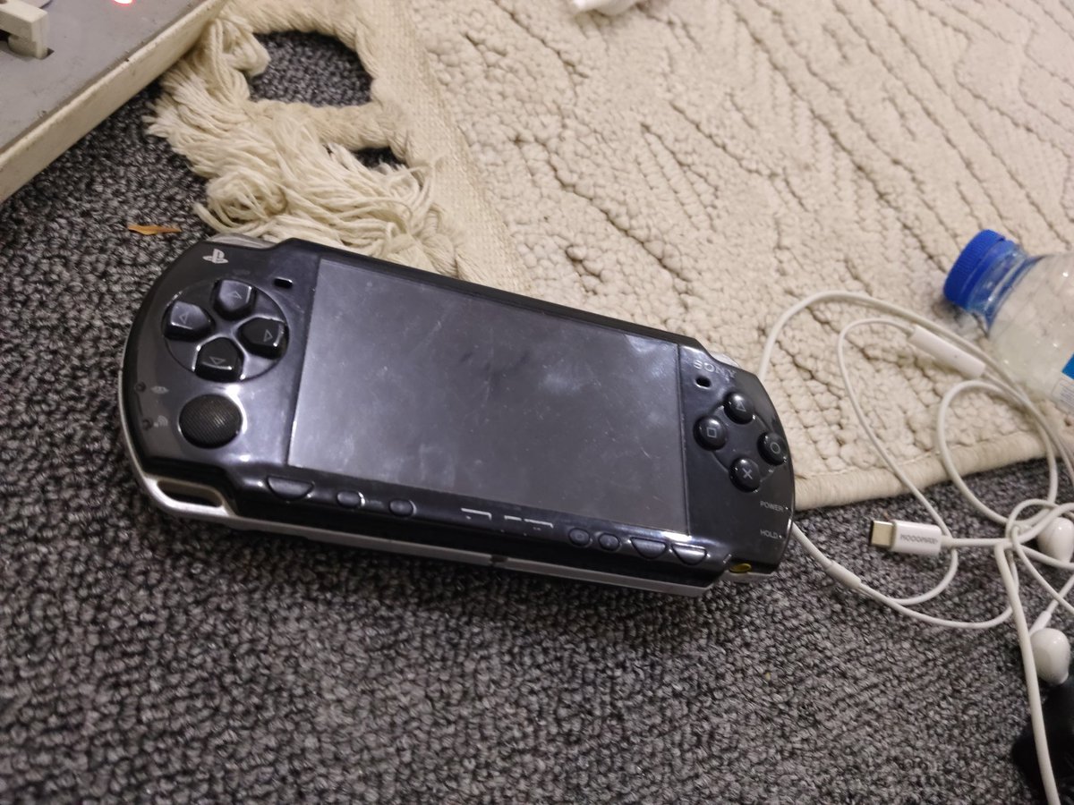 Doomy88's tweet photo. @Raull_7F @ihwlz ياولد عندي PSP وقاعد العبه 😂😅 https://t.co/SjtVlbTKZA