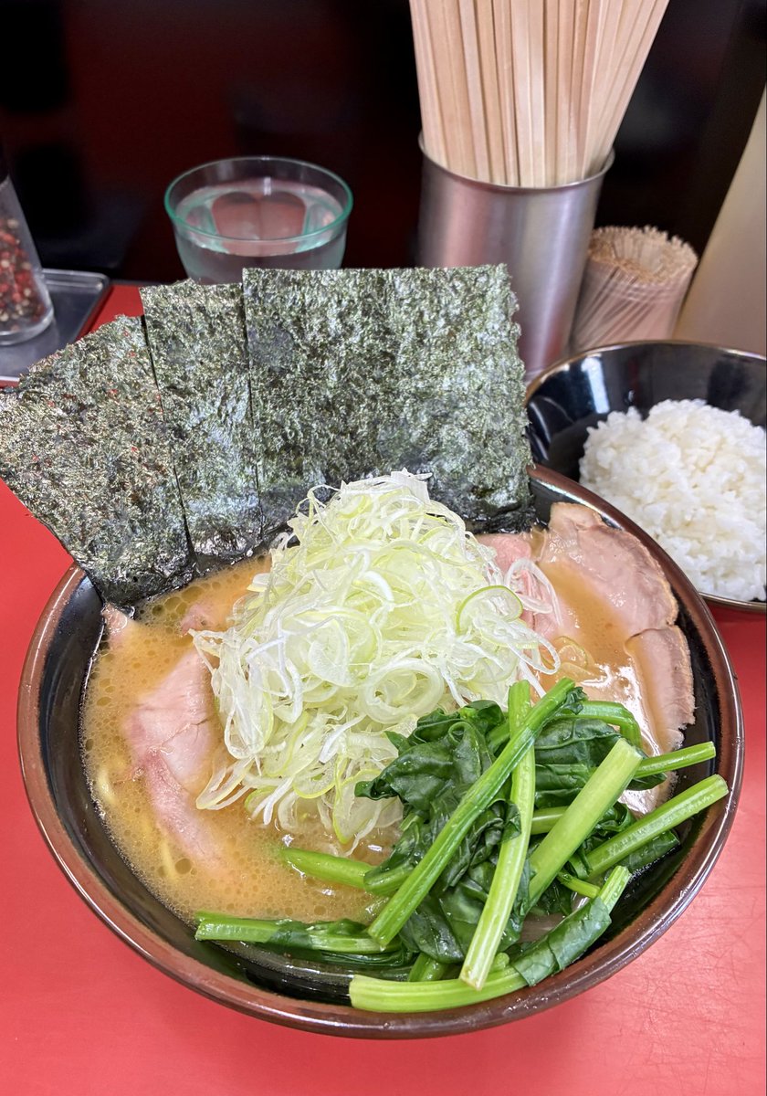 rjlock2001's tweet photo. AM5:30 OPEN 
田上家 の朝ラーです🤗

朝一キレのあるスープ
麺は食べ応えありの中太麺
相変わらず旨いチャーシュー
最高の朝飯👍

【田上家】横浜市南区
チャーシュー麺
薬味ネギ   ライス

#家系ラーメン
#田上家 https://t.co/7Fwef8PW7t