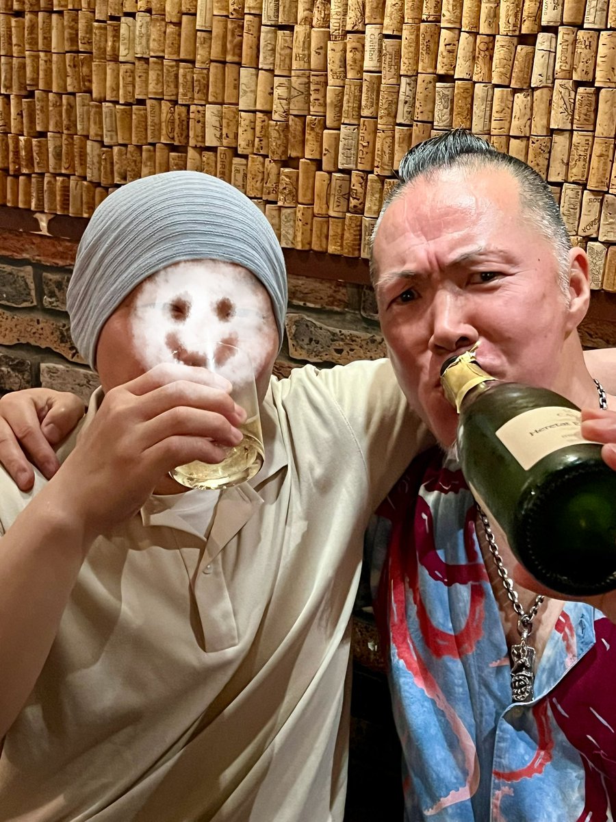 jun_co44's tweet photo. 昨夜の　折原会　無事終了です🙇‍♀️

帰宅は朝４時半。片付けや諸々終わり
今から寝ます...

雨の中、ご来店
本当にありがとうございました！

こんなお天気なので、予定していた数名様とは会えずでしたが...また次回ぜひ！

たーのーしーかったー✨

6月のお誕生日🎂７名＆🐶
おめでとー🍾ありがとー🎁 https://t.co/iH1qpuYw0k