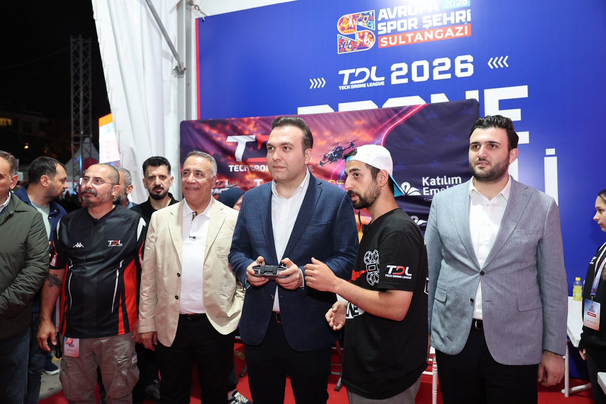 avyusufibis's tweet photo. 📍Avrupa Spor Şehri Sultangazi’deyiz🙋🏻‍♂️

Belediyemizin düzenlediği Drone Festivali’nde biz de yerimizi aldık.

Heyecanın gökyüzünde olduğu muhteşem bir atmosferde Ödül Töreni’ne katıldık, dereceye giren gençlerimize hediyelerini verdik. 🚀

@avadursun https://t.co/lkpUMb6jCr